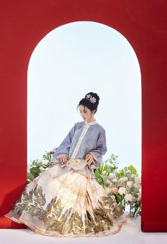 圖3：《夢幻花園》限定NPC廖青蕪聯(lián)名漢服